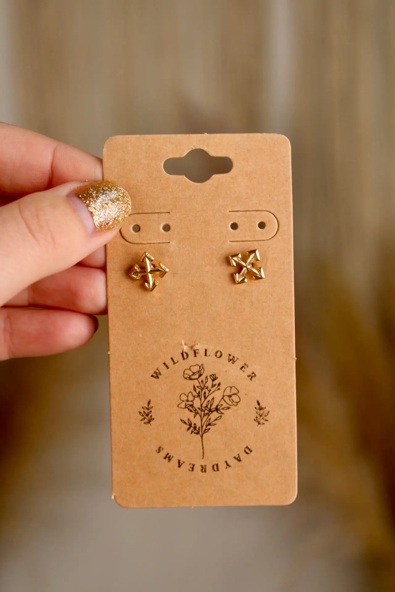 Gold Arrows Studs Joia